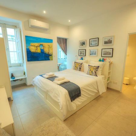 Seaview Sliema 30 Seconds To High Street & Ferry, 2X Double En-Suite Bedrooms, Modern Whole Traditional Townhouse, Kitchen, Living Area, & Roof Terrace 외부 사진