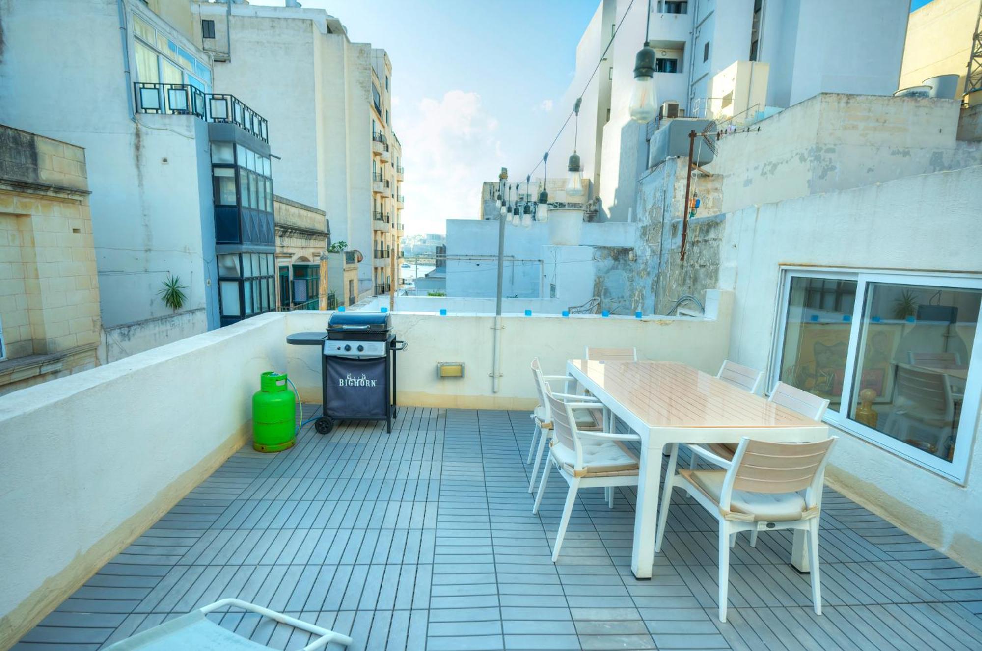 Seaview Sliema 30 Seconds To High Street & Ferry, 2X Double En-Suite Bedrooms, Modern Whole Traditional Townhouse, Kitchen, Living Area, & Roof Terrace 외부 사진