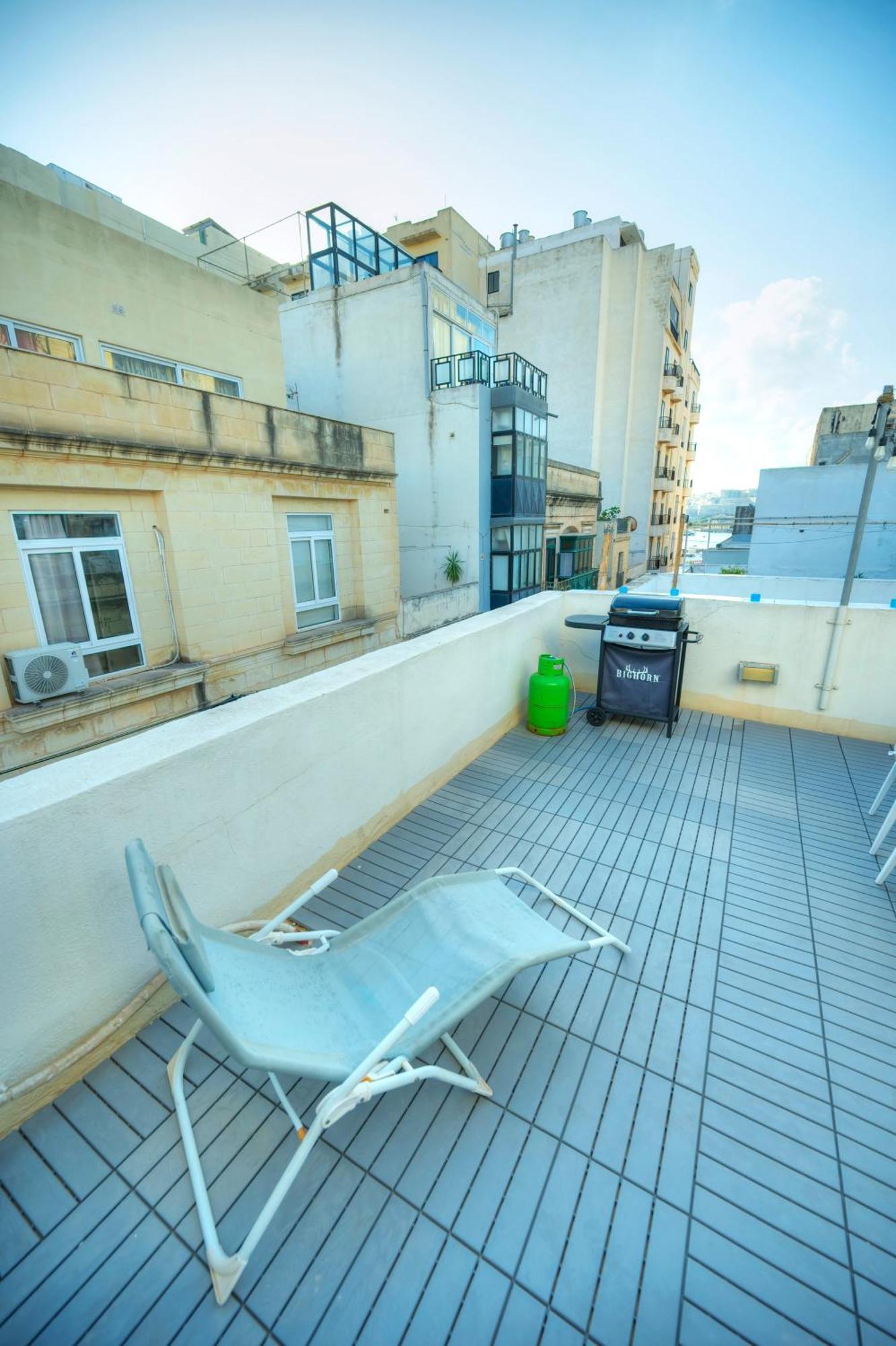 Seaview Sliema 30 Seconds To High Street & Ferry, 2X Double En-Suite Bedrooms, Modern Whole Traditional Townhouse, Kitchen, Living Area, & Roof Terrace 외부 사진