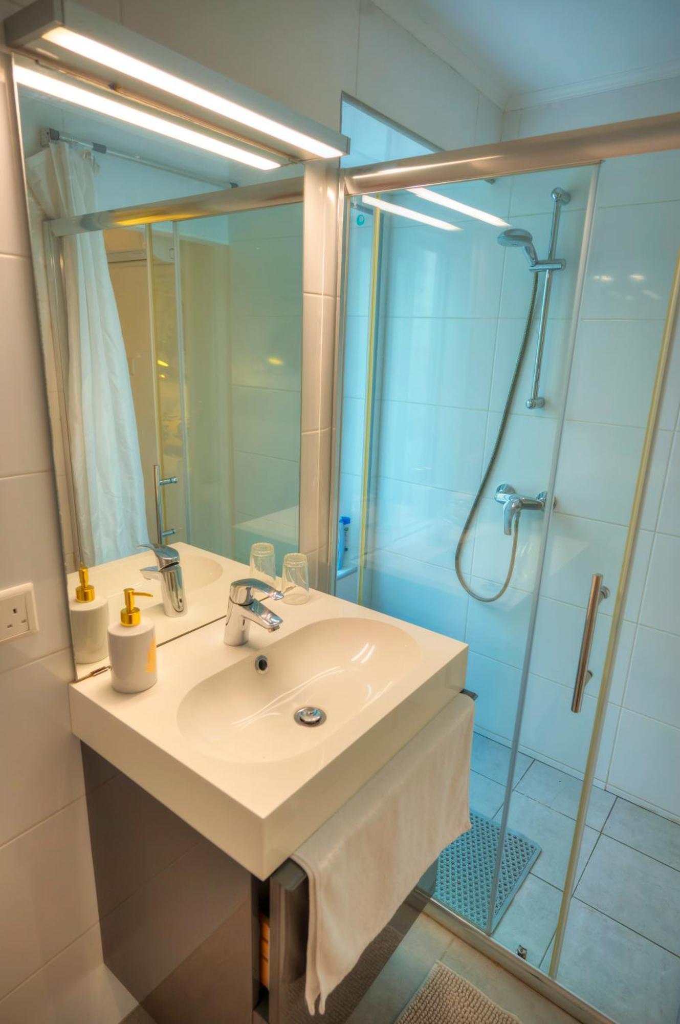 Seaview Sliema 30 Seconds To High Street & Ferry, 2X Double En-Suite Bedrooms, Modern Whole Traditional Townhouse, Kitchen, Living Area, & Roof Terrace 외부 사진