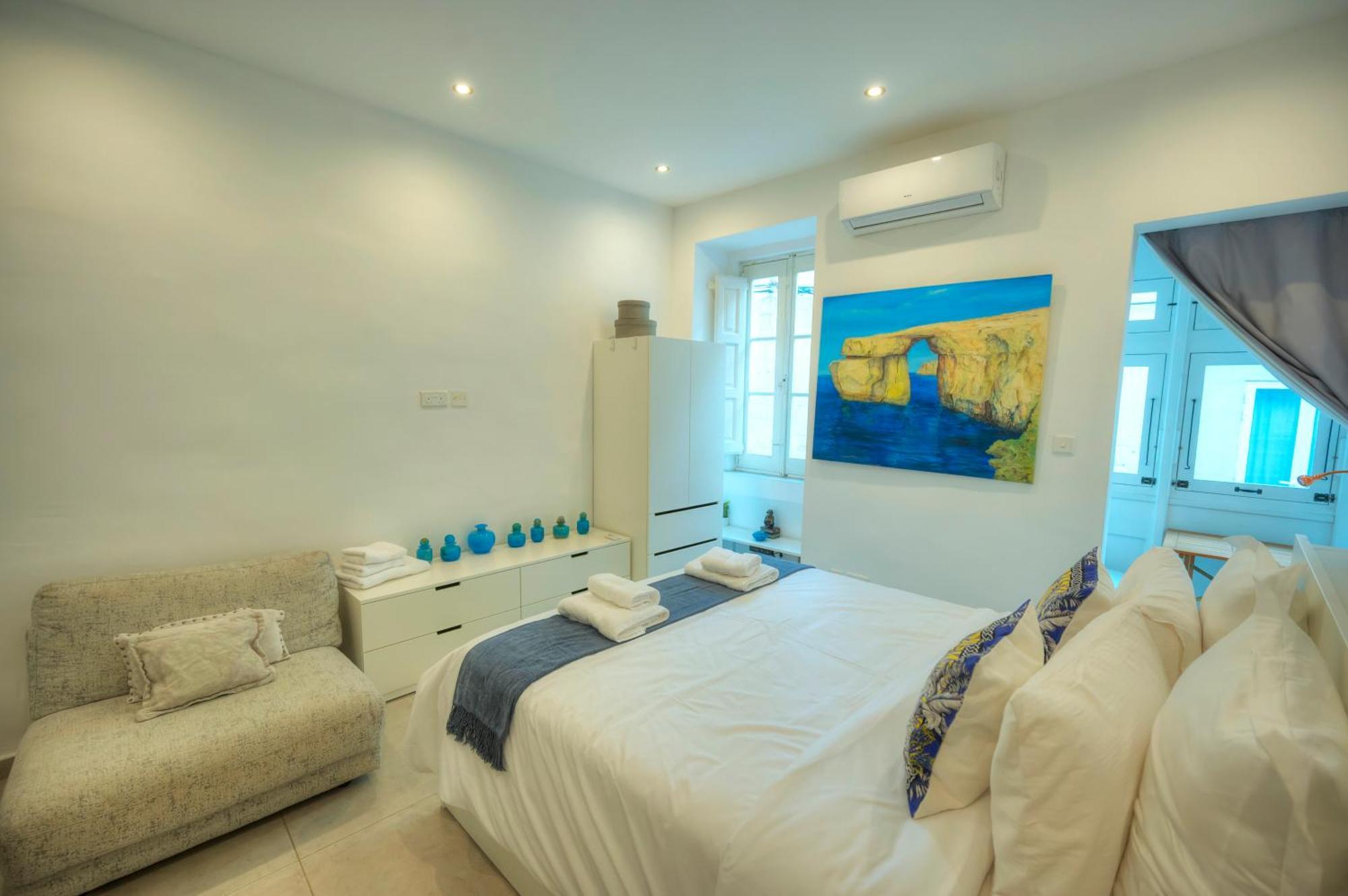 Seaview Sliema 30 Seconds To High Street & Ferry, 2X Double En-Suite Bedrooms, Modern Whole Traditional Townhouse, Kitchen, Living Area, & Roof Terrace 외부 사진