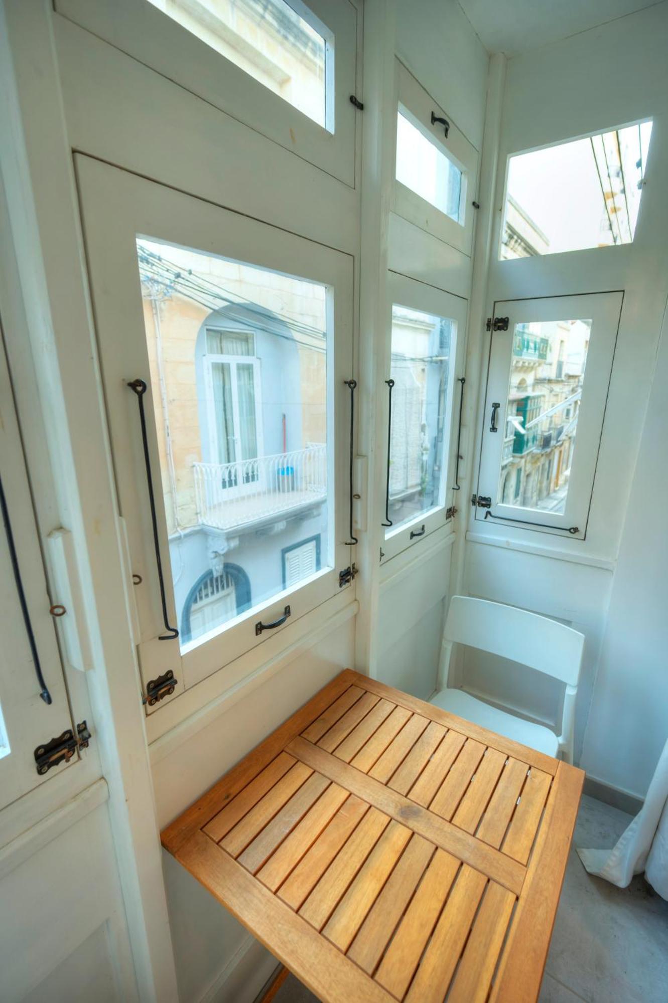 Seaview Sliema 30 Seconds To High Street & Ferry, 2X Double En-Suite Bedrooms, Modern Whole Traditional Townhouse, Kitchen, Living Area, & Roof Terrace 외부 사진